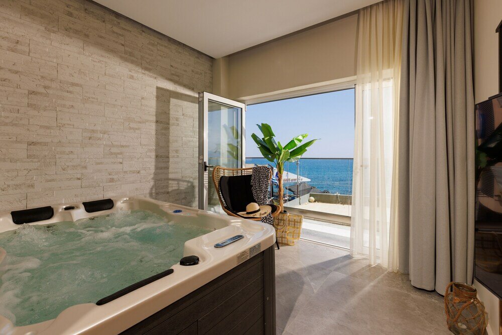 Фото Hersonissos Beach Front Suites