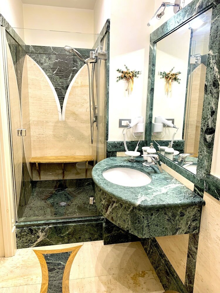 Фото Simon's Guest House