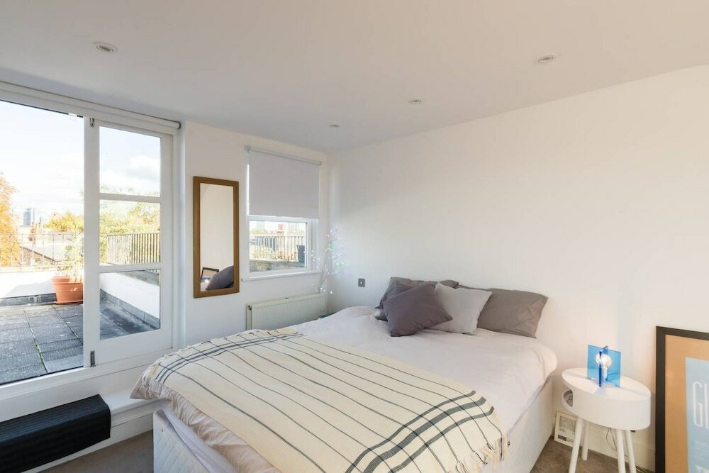 Фото Fabulous 4 Bed House With Garden in Fulham