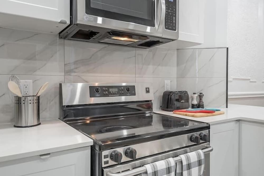 Фото Huge and Lovely 16br Apt