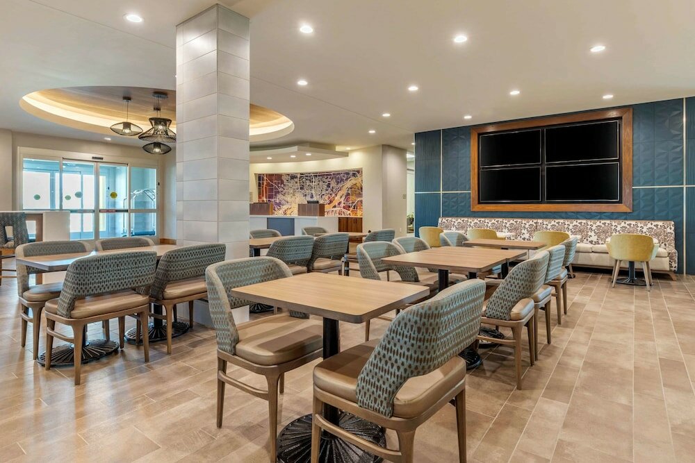 Фото Cambria Hotel Davenport Quad Cities