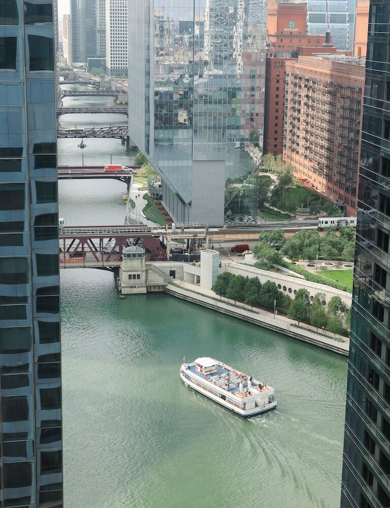 Фото Holiday Inn Chicago Dwtn Wolf Point, an Ihg Hotel