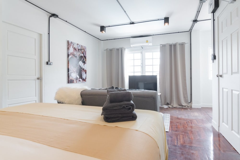 Фото Mini-me Hubs - Charm Suites in Old City