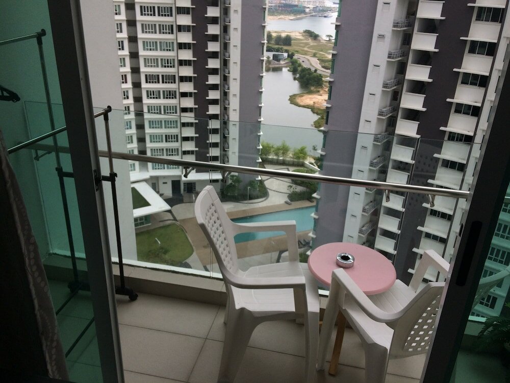 Фото City Living with Panoramic Sea Views at Danga Bay