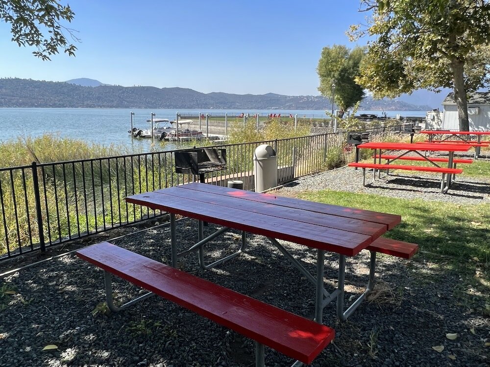 Фото Clear Lake Cottages & Marina