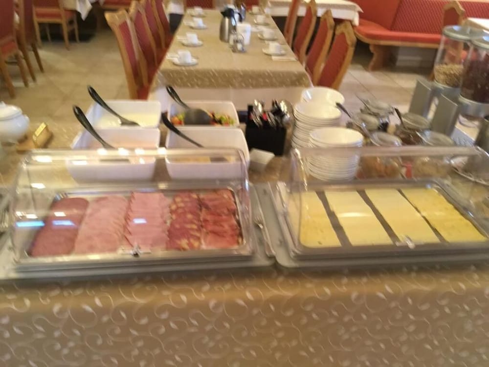 Фото Hotel Braeuwirt