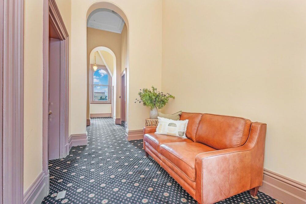 Фото Clocktower Suites