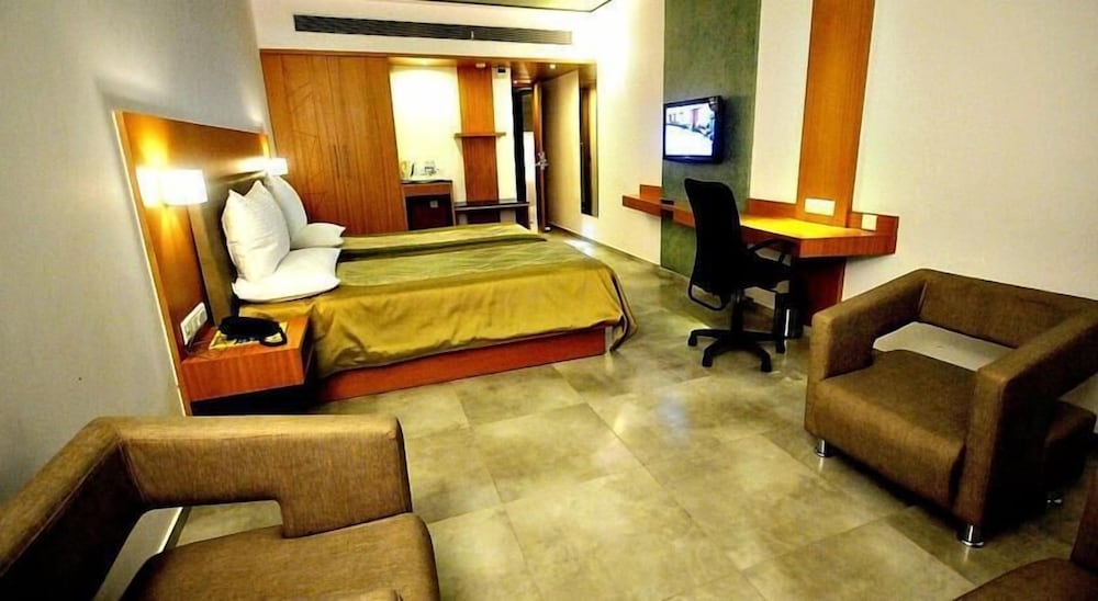 Фото Srinivas Saffron Hotel