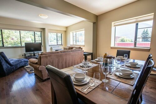 Гостиница Selkirk Snug by Revelstoke Vacations в Ревелстоке