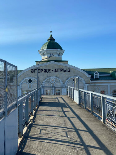 Жалаңаш қыздардың ойнақы түрі бар суреттері