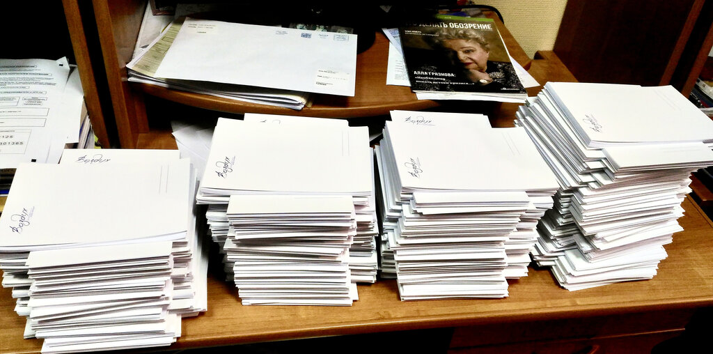 стопка томов уголовного дела на столе, папки с документами, канцелярские принадлежности