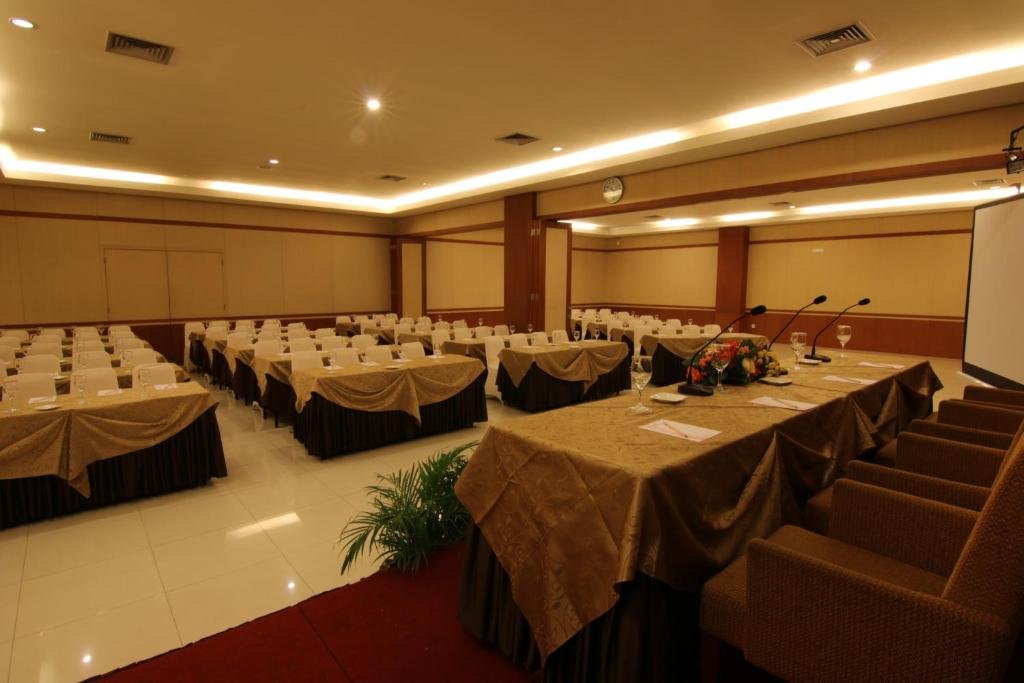 Фото Istana Hotel
