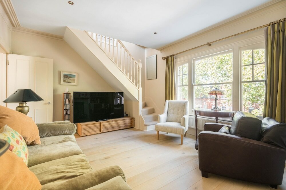 Фото Charming Home in Leafy Parsons Green