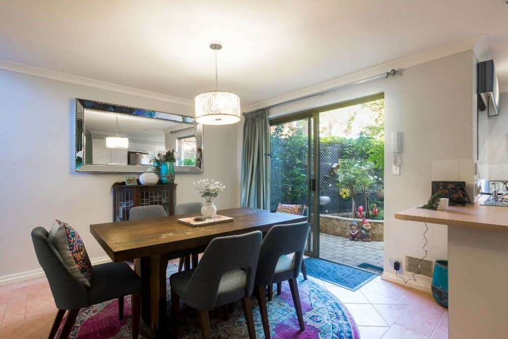 Фото Character 3 Bedroom Home With Pool and Balcony