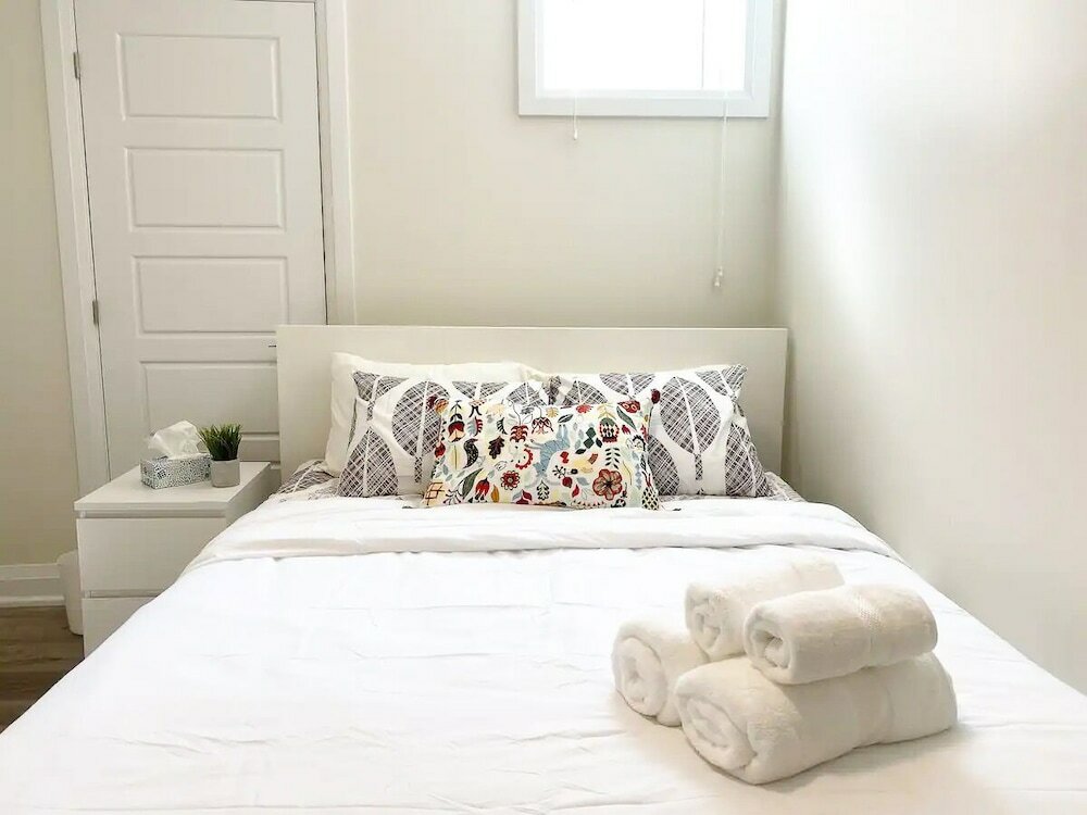 Фото Brand New Walk Out Bsmt Apt Near Beach