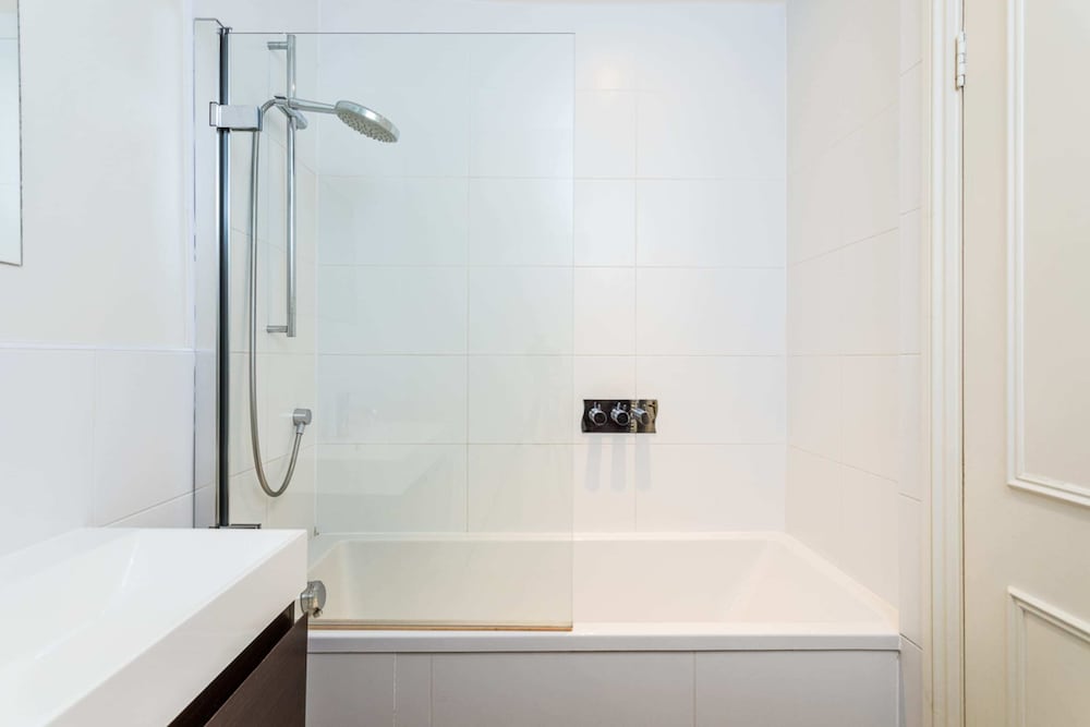 Фото Bright and Spacious Notting Hill Nest