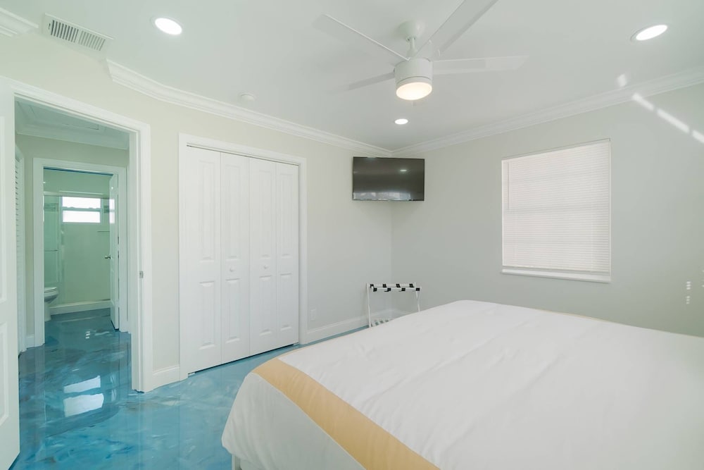 Фото Beachy Blues Apt A, Downtown, Shops, Cafes & Beach, Dog Friendly