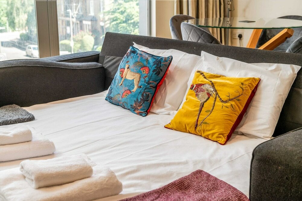 Фото Bright & Spacious Battersea Flat