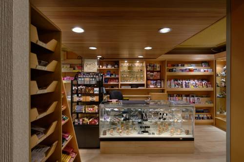 Фото Royal Scot Hotel & Suites