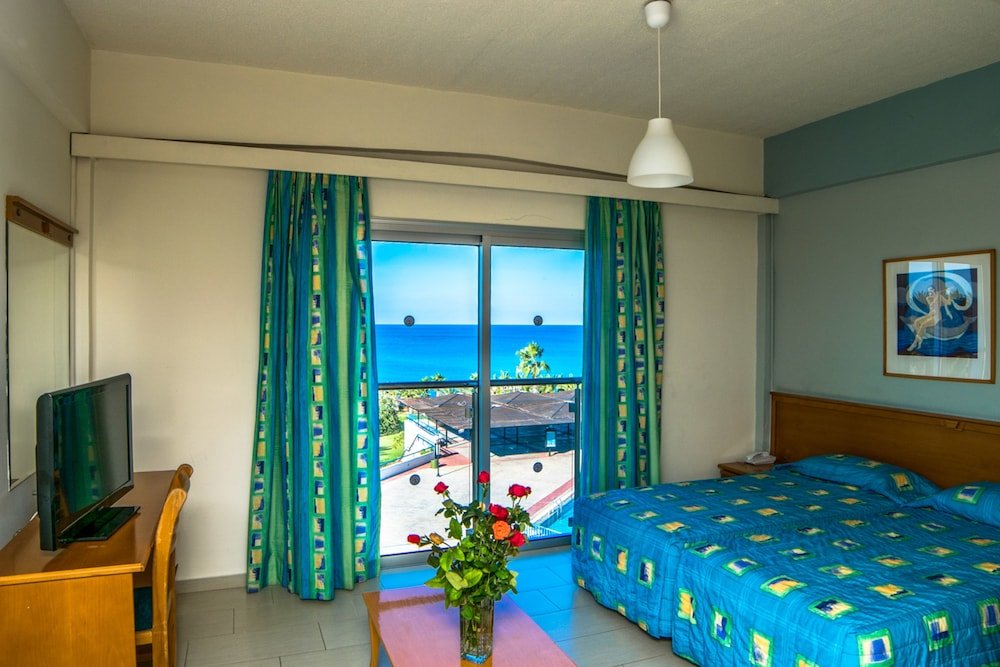 Фото Helios Bay Hotel and Suites