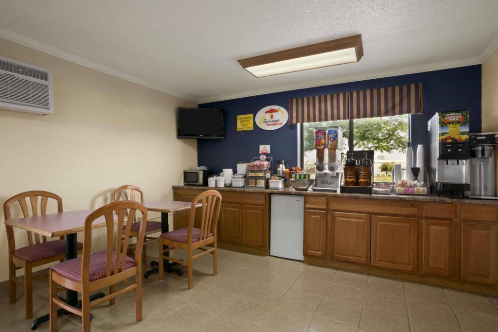 Фото Super 8 by Wyndham Saginaw