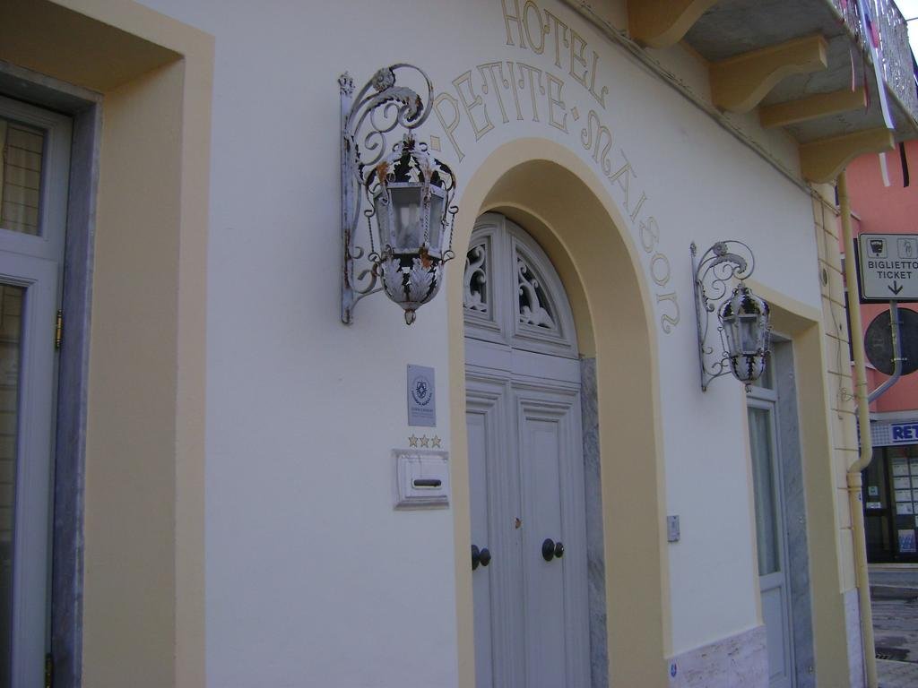 Фото Hotel La Petite Maison