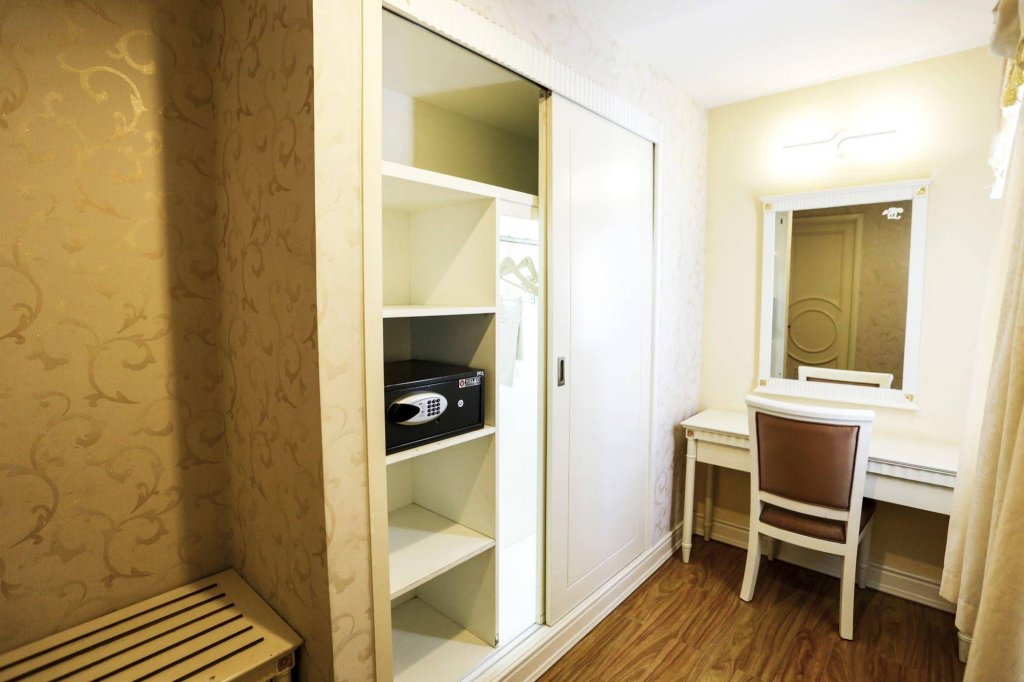 Фото Seventeen Saloon Hotel