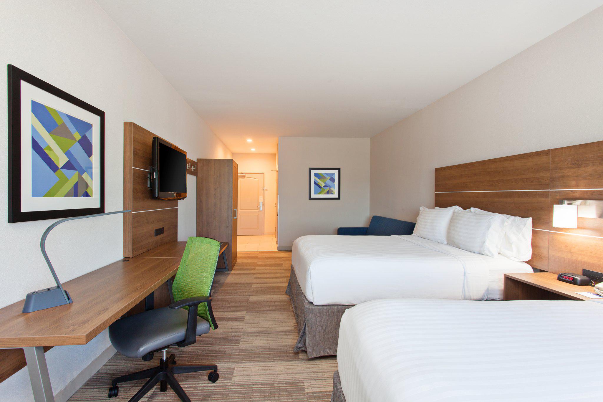 Фото Holiday Inn Express Hotel & Suites Corona, an Ihg Hotel