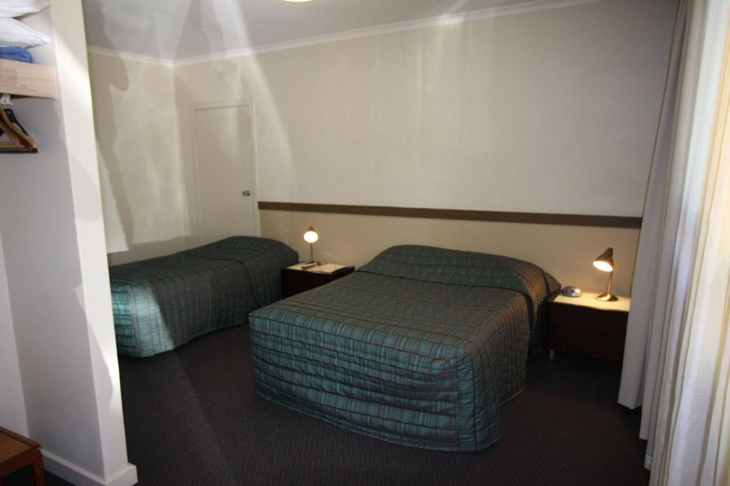 Фото Highlander Hotel Bar Kitchen Rooftop