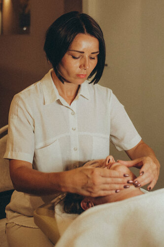 Үлкен бөкселері бар әдемі әйелдермен порно