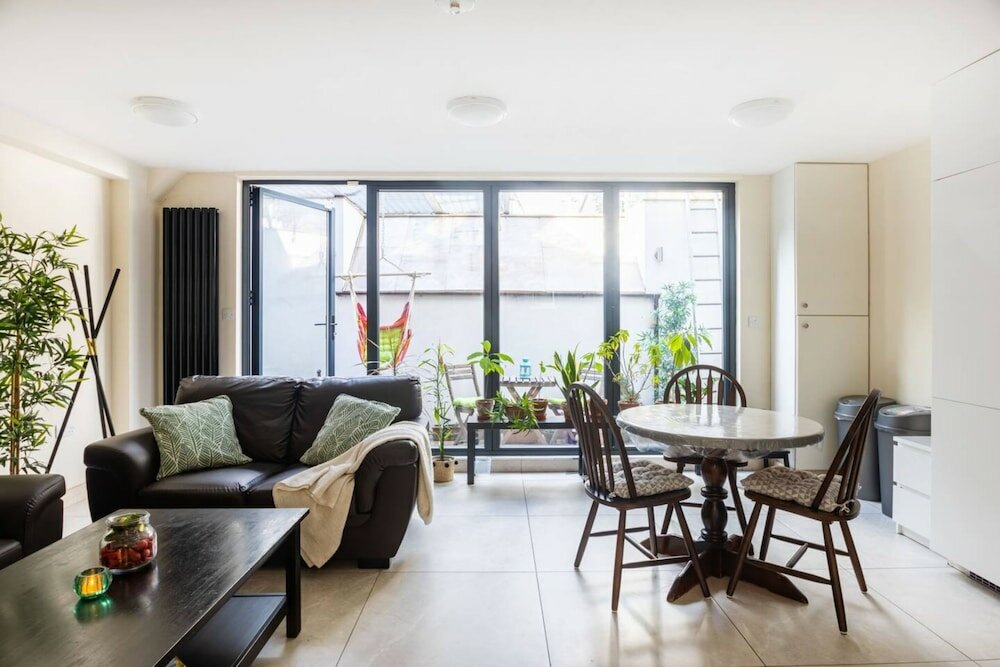 Фото Stylish 2 Bedroom Apartment in the Heart of Shepherds Bush