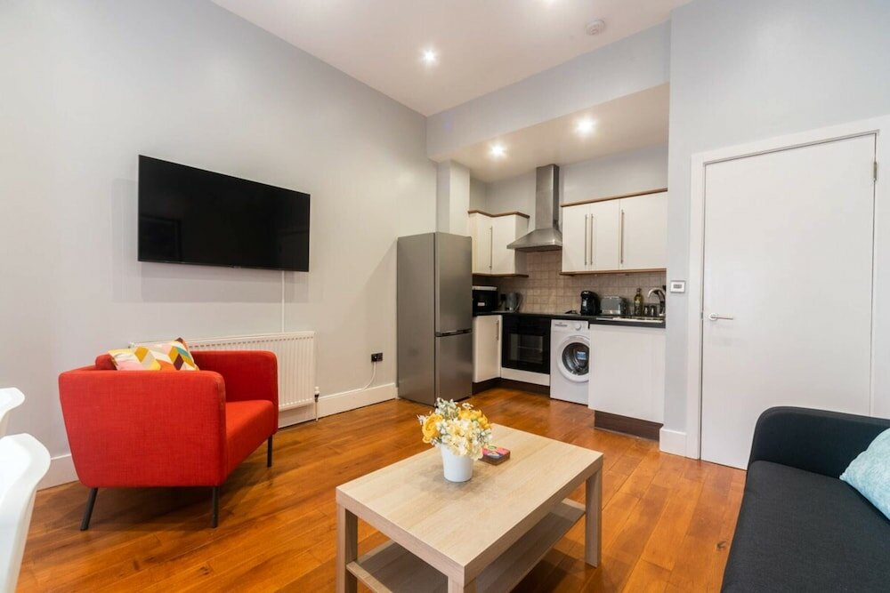 Фото Refurbished St. johns Hill Apartment