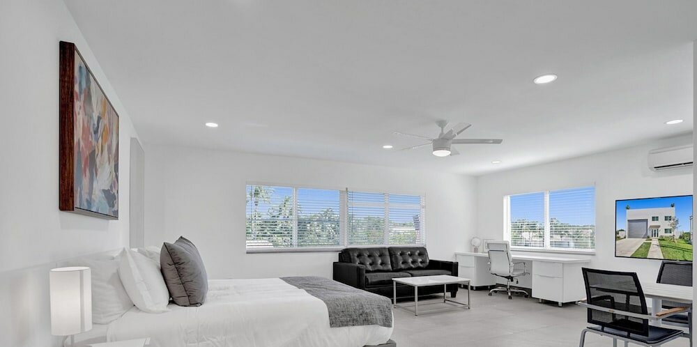 Фото 3-storey Home with Beautiful Lake View