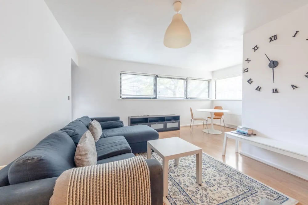 Фото Radiant 2 Bedroom Apartment in East London