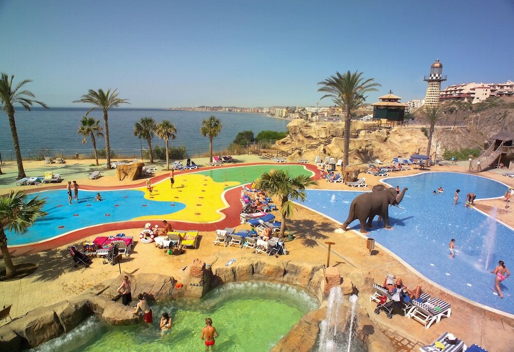 Фото Holiday World Village Hotel