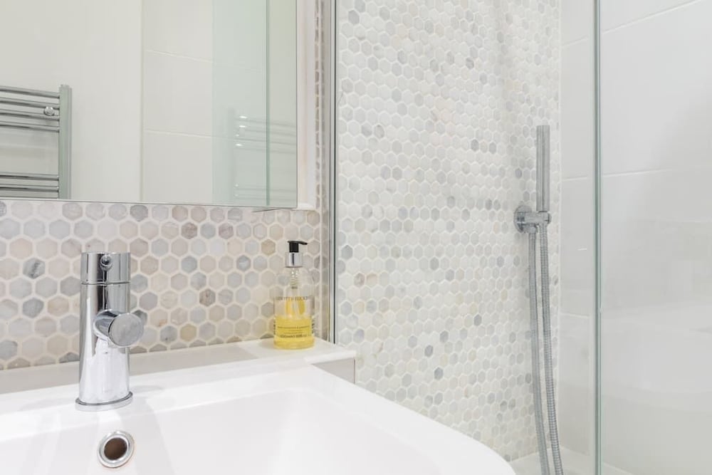 Фото Modern stylish and luxurious 1 bed flat