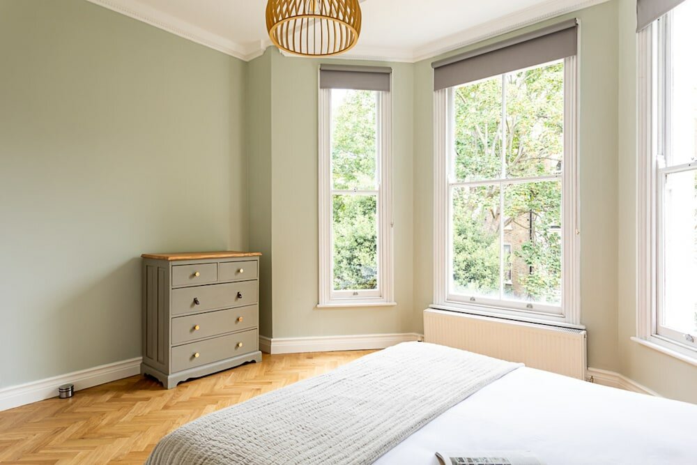 Фото Newly Renovated Two Bedroom Kensington Flat