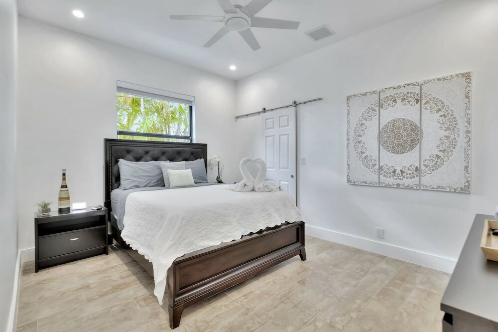 Фото Lynora's Luxe Estate Modern Design