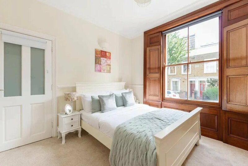 Гостиница Charming 3bd Flat - 5 Minutes to Victoria Park