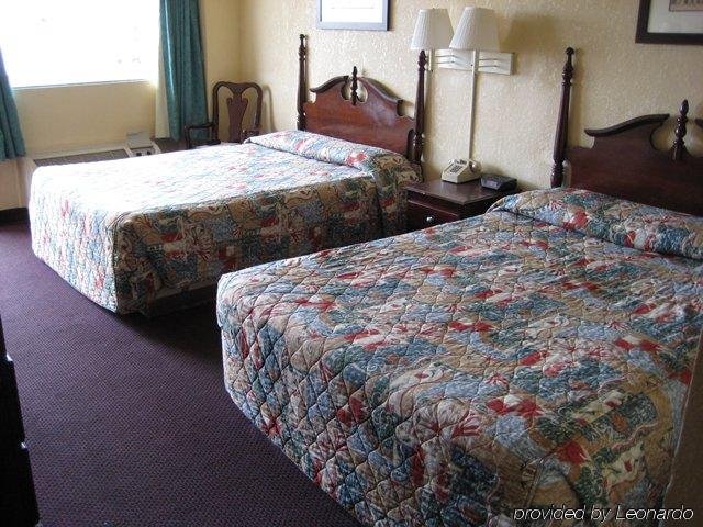 Фото Red Carpet Inn & Suites