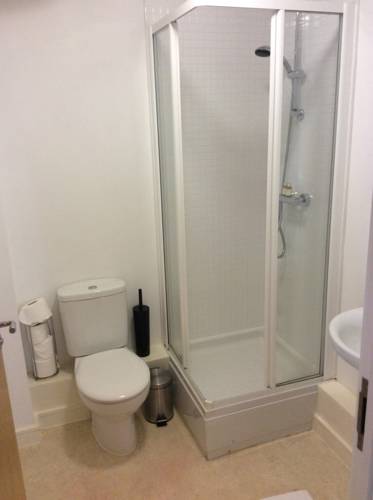 Фото Central Apartment by Cardiff Holiday Homes