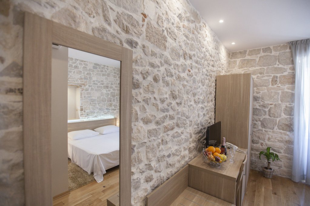 Фото Tifani Luxury Rooms 2