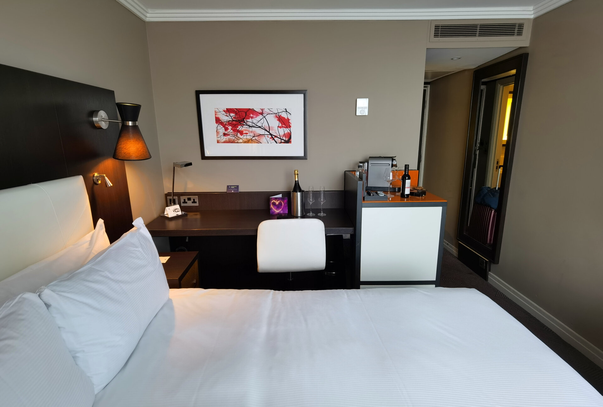 Фото DoubleTree by Hilton Hotel London - Ealing