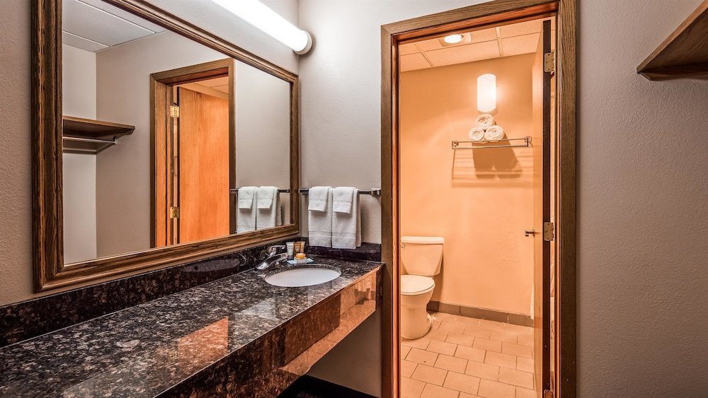 Фото Holiday Manor McPherson