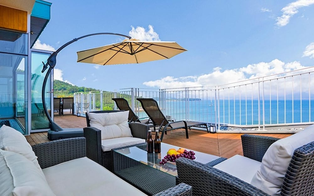 Фото Yeosu Marine Terrace Poolvilla