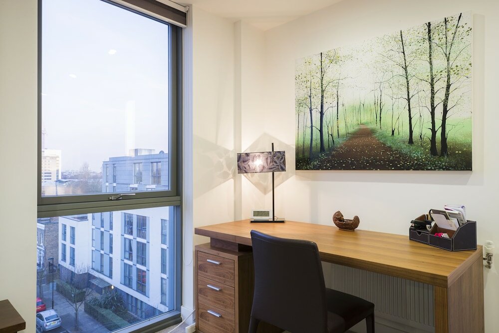 Фото Altido Trendy Islington Flat for 2 with Patio