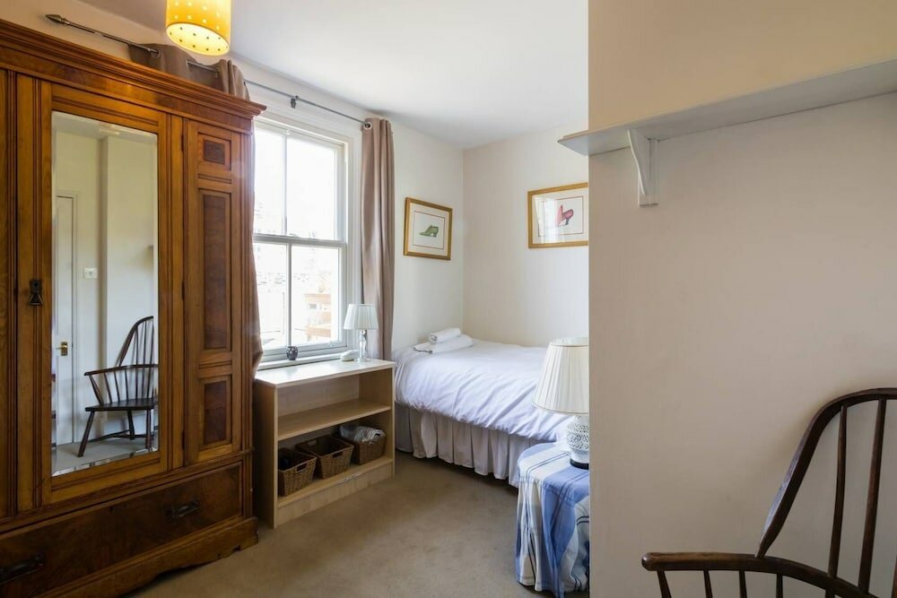 Фото Traditional 5 Bed Family Home Near theTube