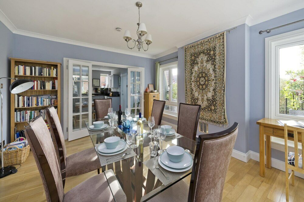 Фото Delightful Apartment in Prime Location Near Hampstead Heath by Underthedoormat