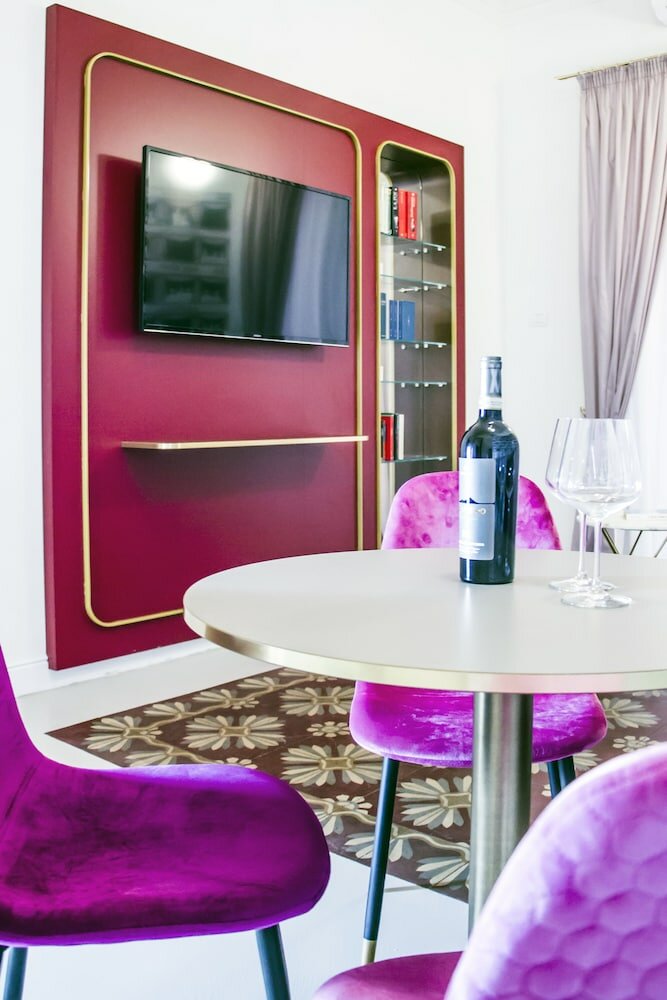 Фото Scene Suites Apartments