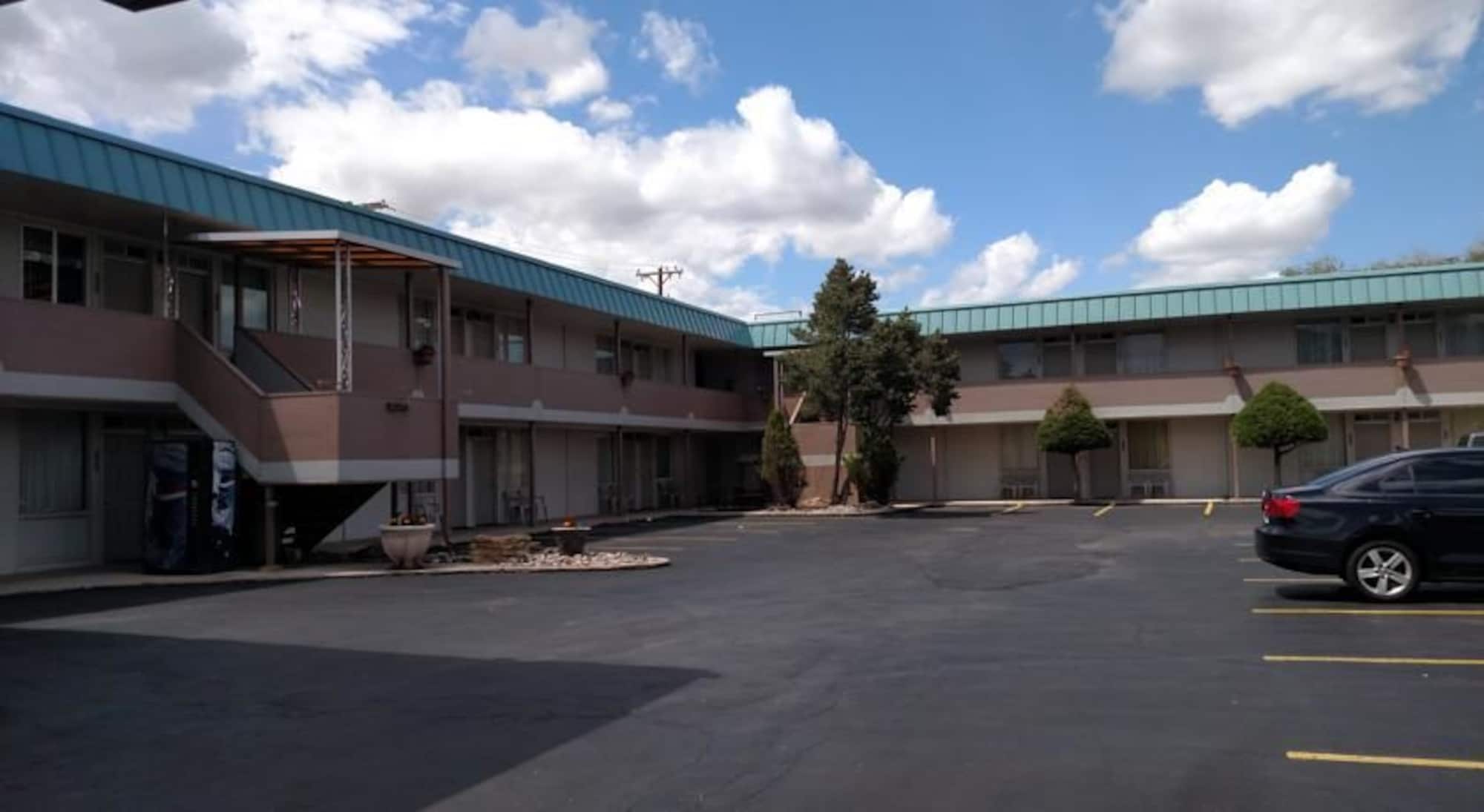 Фото Travelers Uptown Motel